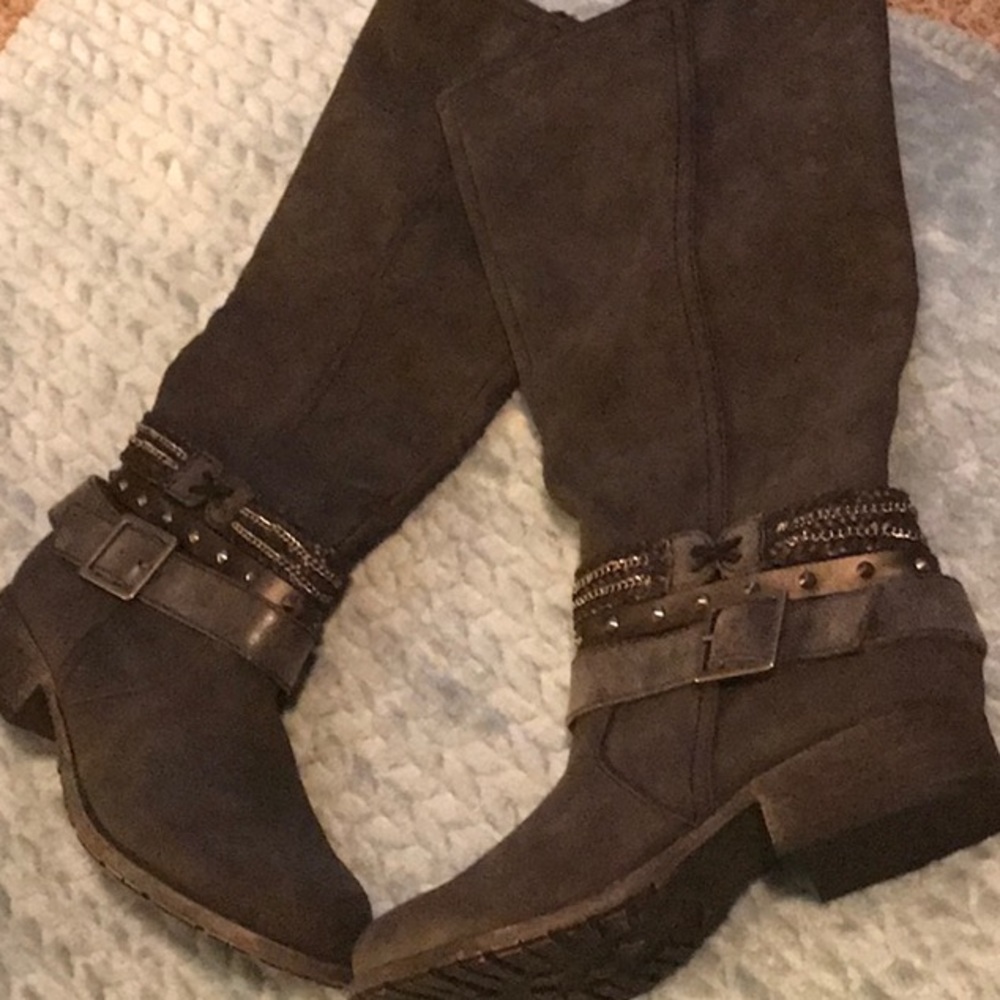 NWOT Suede boots